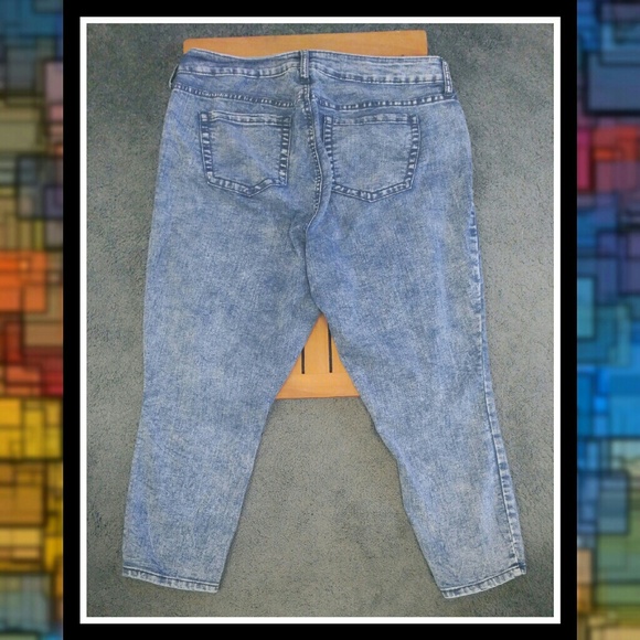 Torrid Acid Wash Crop Skinny Jeans - Picture 4 of 4